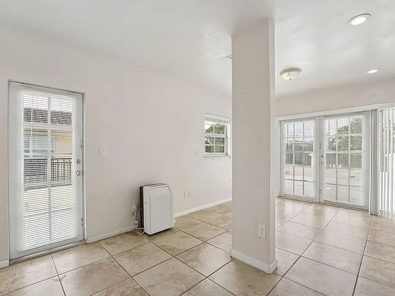 819 SW 7th Ave — Photo 29