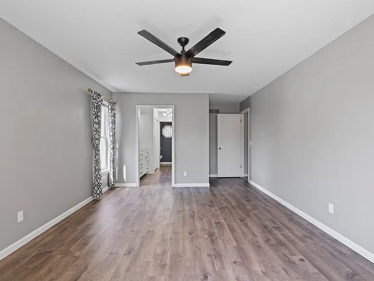 4690 Lindbergh Dr — Photo 39