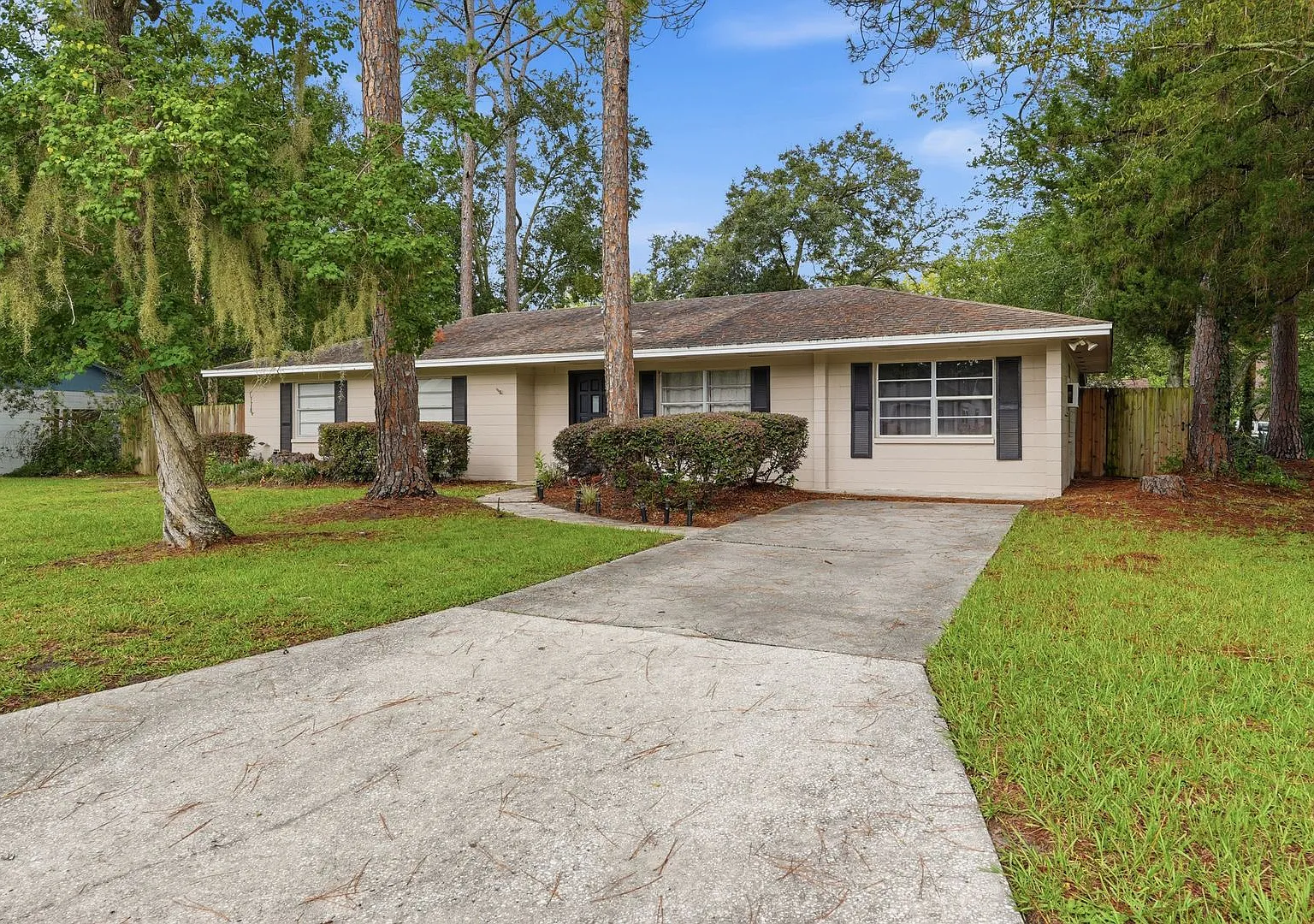 Nice home on corner lot in Northwood — Photo 1