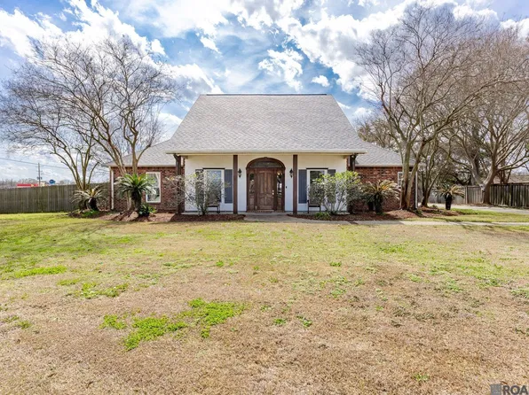 2101 Brittany Dr, Port Allen, LA 70767