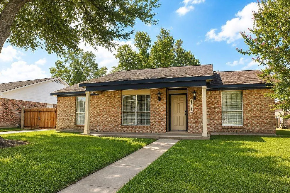 3 bed, 2.0 bath, 1724 sqft, $2,000 — Photo 1
