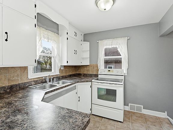 2nd image of 1006 10th Ave NW