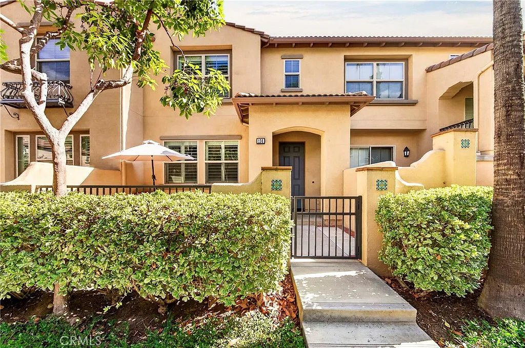 3 bed, 2.5 bath, 1390 sqft, $4,199 — Photo 1