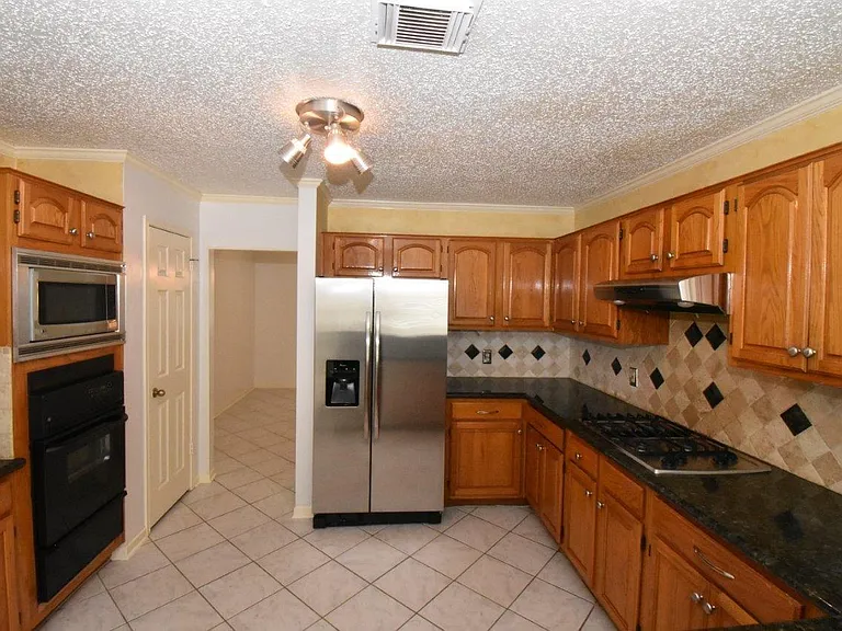 9007 Woodleigh Dr — Photo 5