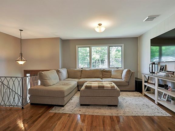 3rd image of 47 Oakwood Hills Dr