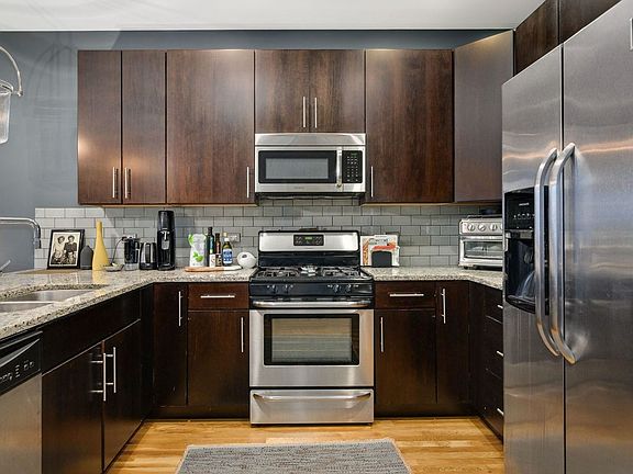4th image of 1832 W Irving Park Rd APT 202