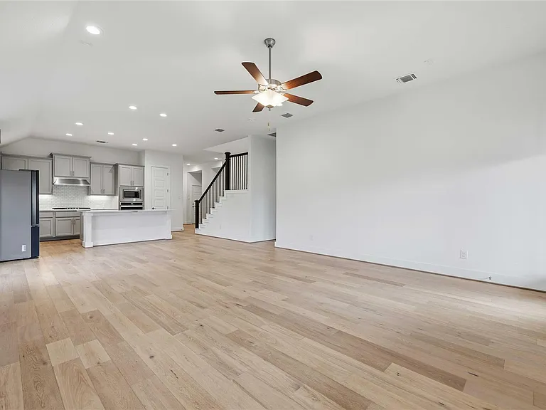 401 Sitlington Ln — Photo 8