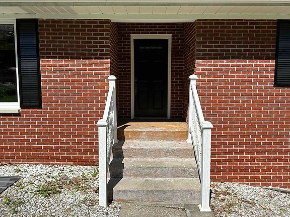 3rd image of 1047 N Hill St