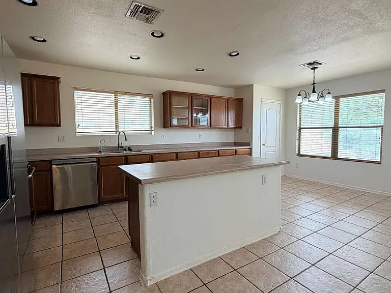571 E Reflection Pl — Photo 4