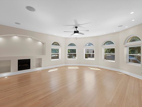 3rd image of 2416 W Morse Ave