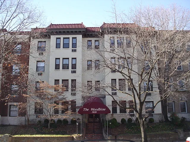 2 Bed 1 Bath Condo On The 1st Floor Of The Woodbine Condominium By The Cleveland Park Metro. — Photo 1