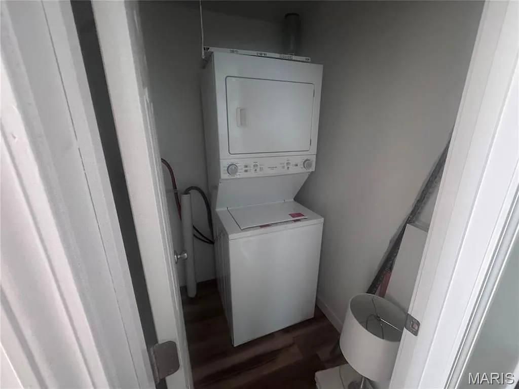 2 bed, 1.0 bath, 800 sqft, $1,325 — Photo 2