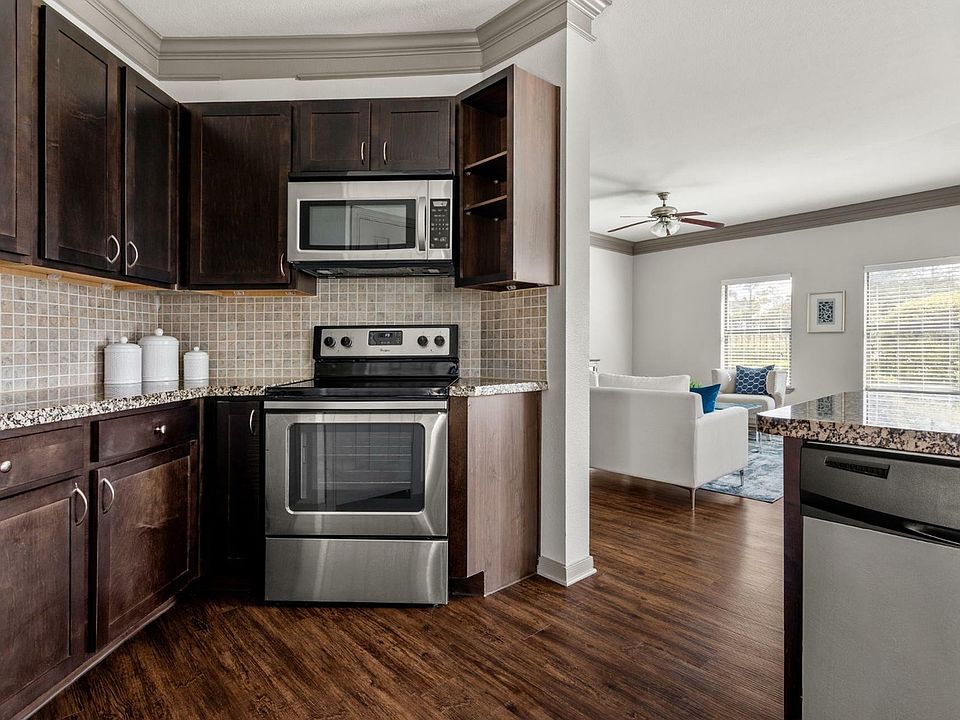 Avenues at Northpointe - Kitchen