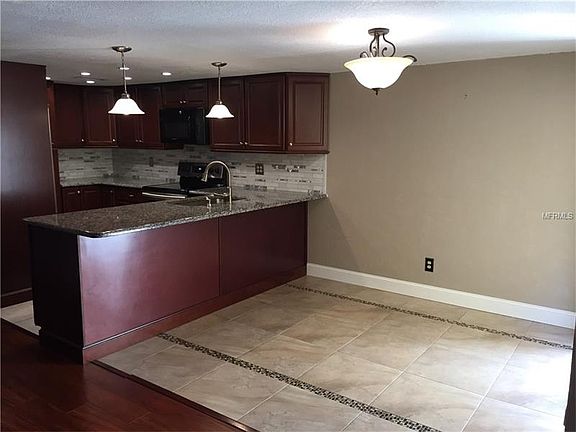 4th image of 401 Somerset Ln