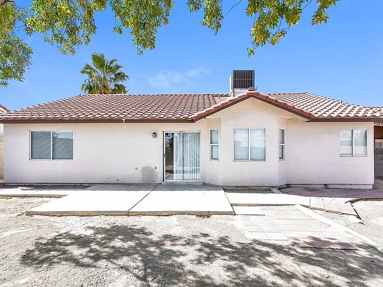 5828 Meadow Dale Dr — Photo 16