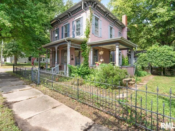 121 W Sheridan Rd, Petersburg, IL 62675