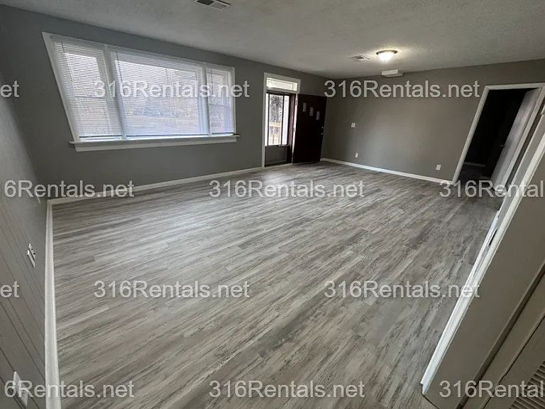 6155 S Hydraulic St — Photo 2