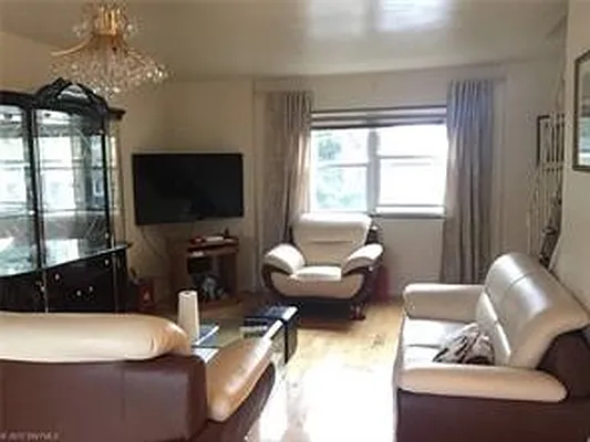 Sold by Momentum Real Estate LLC | media 11