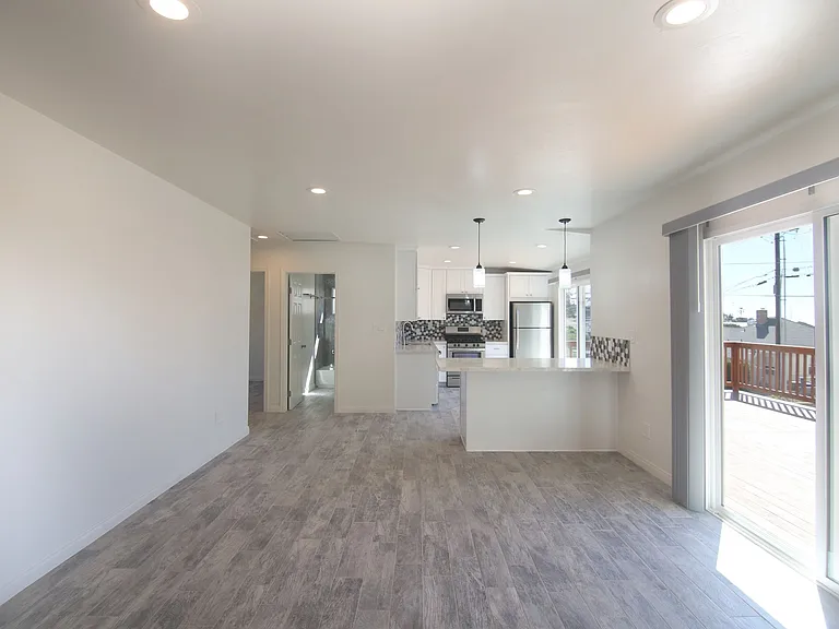 220 2nd St — Photo 3