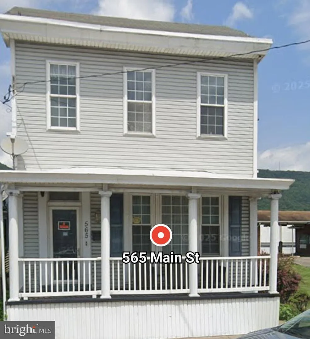 565 Main St photo 1