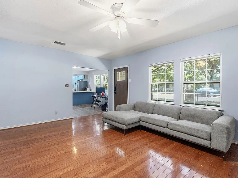 1127 Denfield St — Photo 2