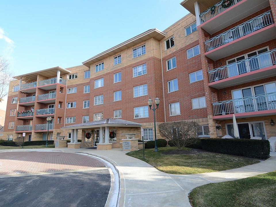 Welcome Home to 720 Creekside Dr, Unit 510B, Mount Prospect, IL