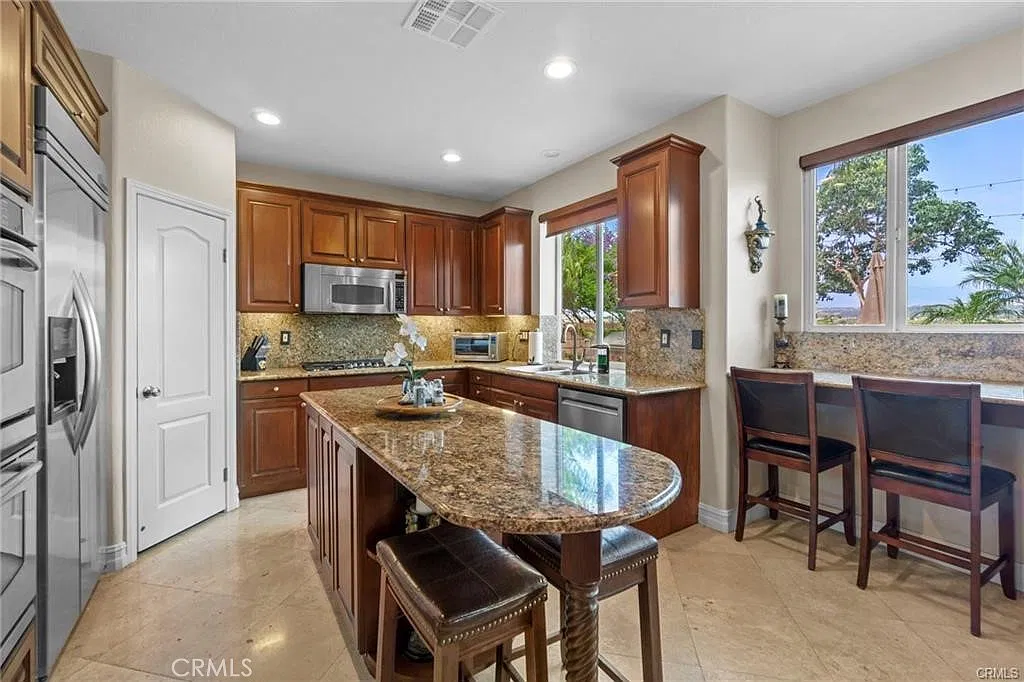 4 bed, 2617 sqft, $7,500 — Photo 4