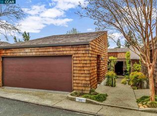 102 Ravenhill Rd, Orinda, CA 94563