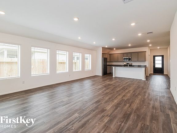 4th image of 716 Willow Harbor Ln