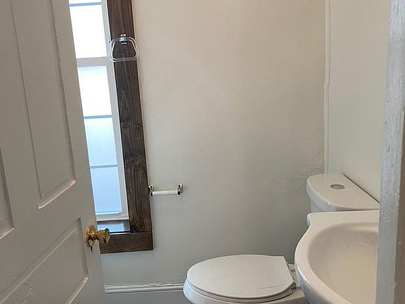4th image of 323 E Chestnut St #2
