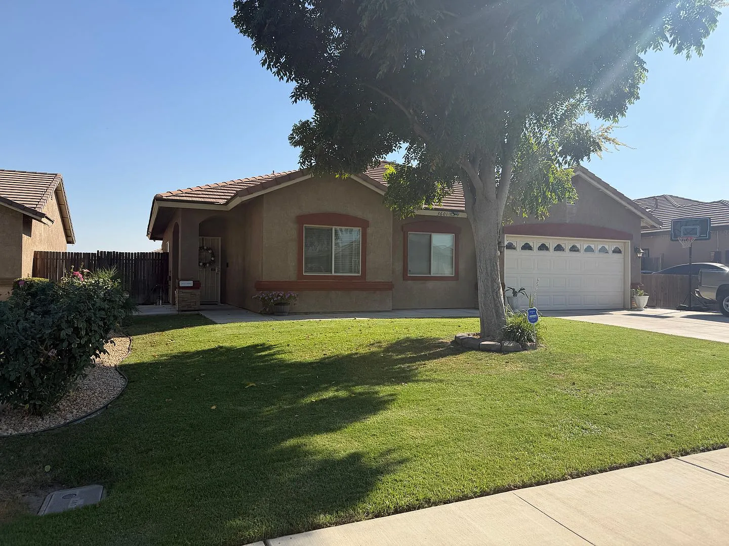 3 Bedroom 2 Bath House For Rent in Bakersfield — Photo 1