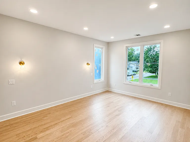91 Madison Ave — Photo 17