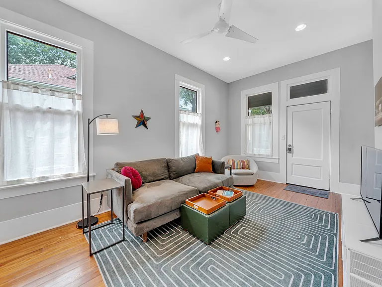 210 Sadie St — Photo 3