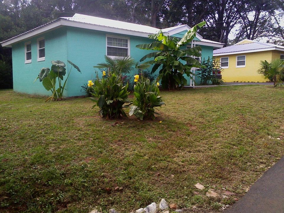 Welcome to your new "hidden" Tropical paradise "The Cottages"...1 block from Downtown!