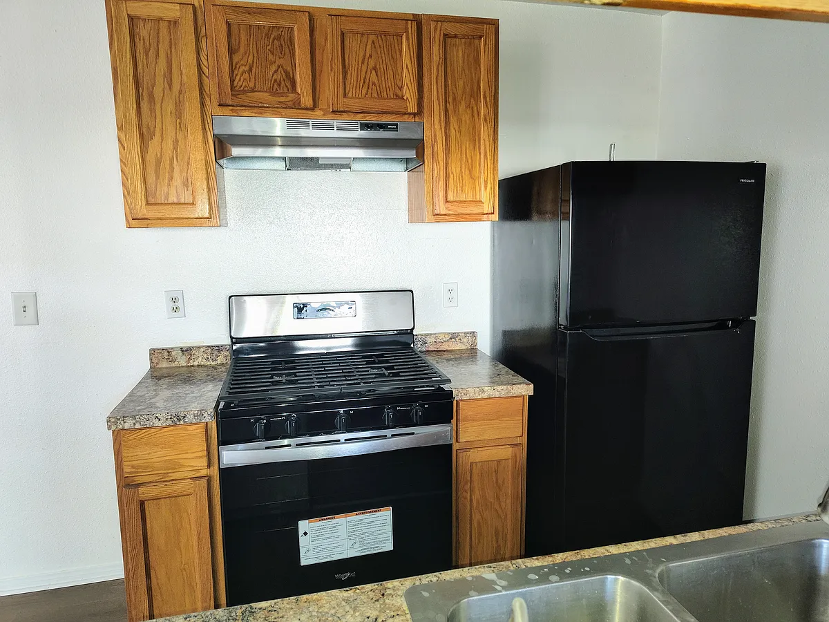 Building Photo - 14746 Delano St #3