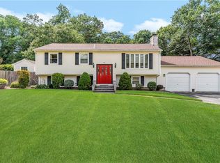 91 Bratt Ln, West Warwick, RI 02893