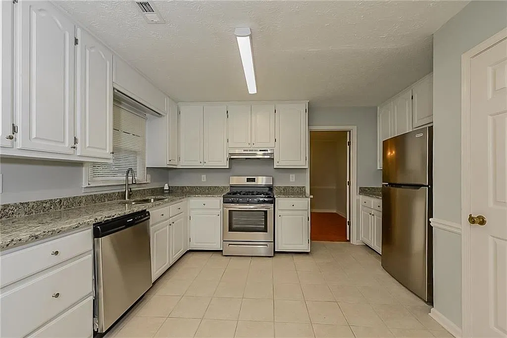 4 bed, 2.5 bath, 2546 sqft, $2,345 — Photo 2