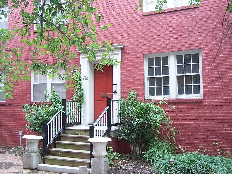 200 W Franklin St — Photo 9