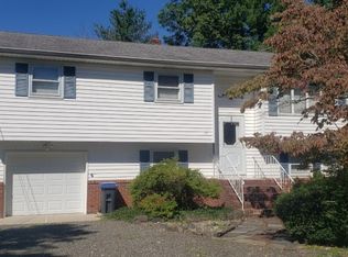 17 6th St, Flagtown, NJ 08821