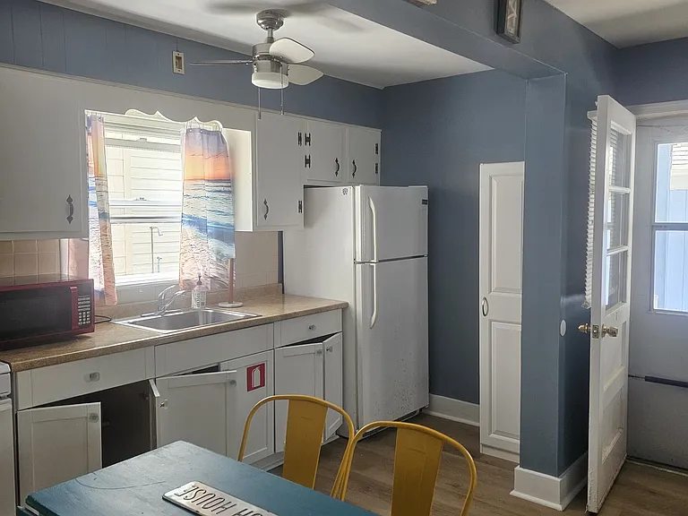 136 W Morning Glory Rd #B — Photo 2