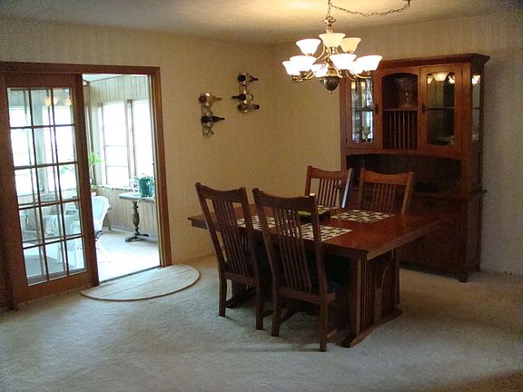3rd image of 645 Glenwood Cir