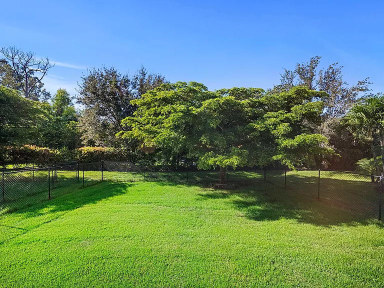 8542 Sumner Ave — Photo 4