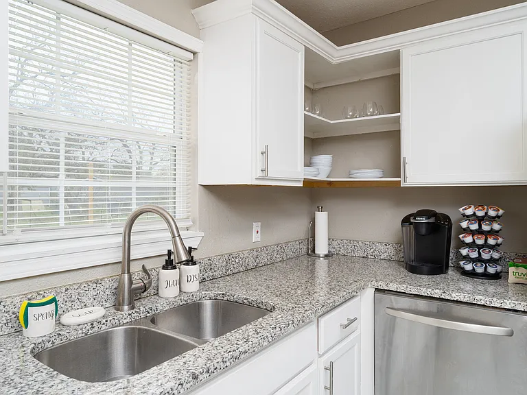 305 Laurelwood Dr — Photo 7