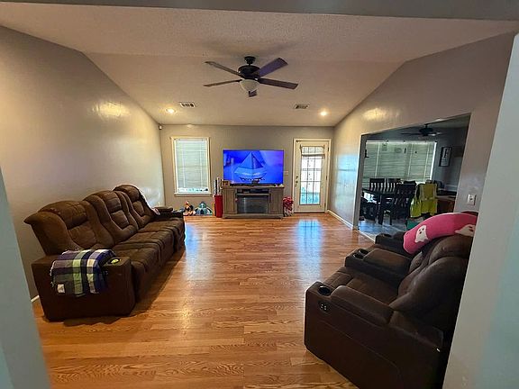 3rd image of 143 Forest Cir