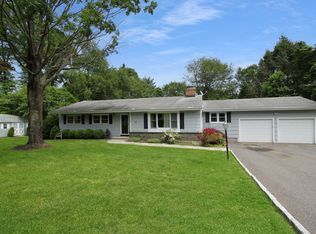 15 Old Stream Ln, Trumbull, CT 06611