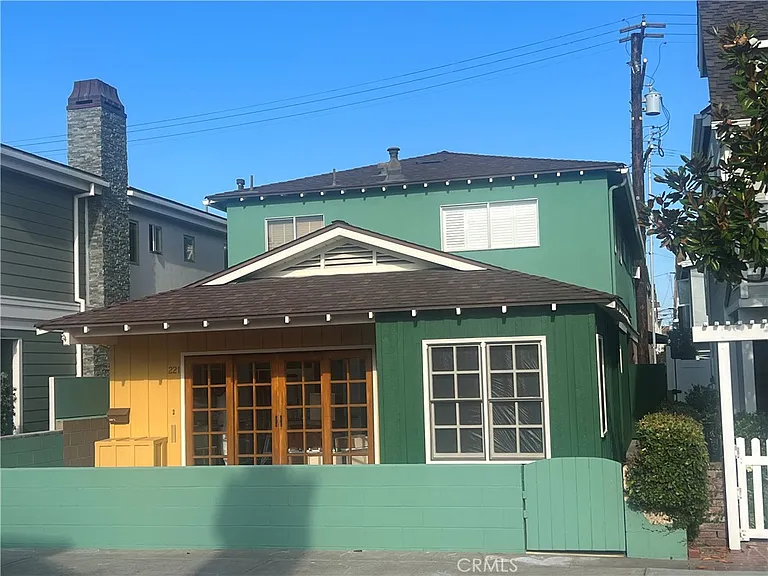 221 Diamond Ave — Photo 2