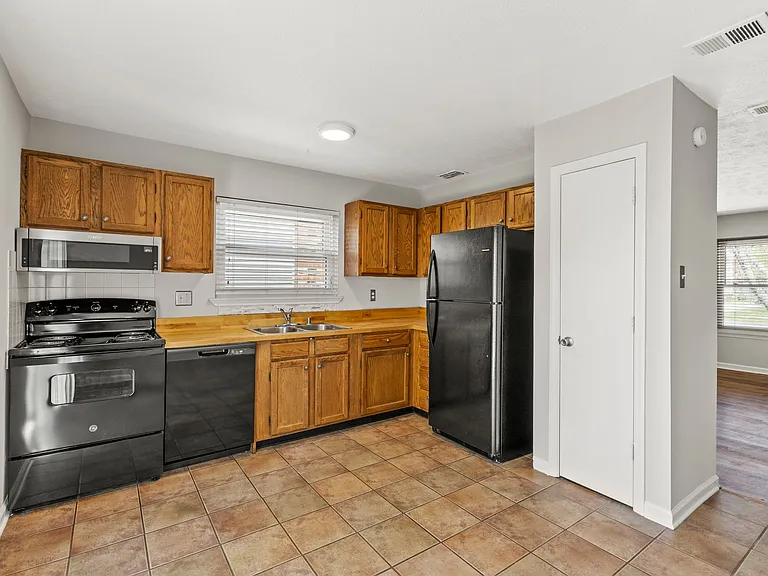 1576 Springfield Dr — Photo 7
