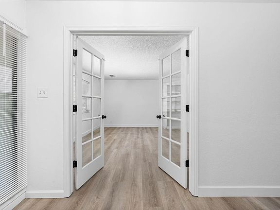 5th image of 1284 N Riverview Ave