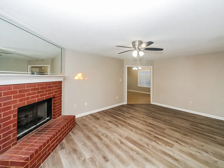 7621 Davis Pkwy — Photo 6
