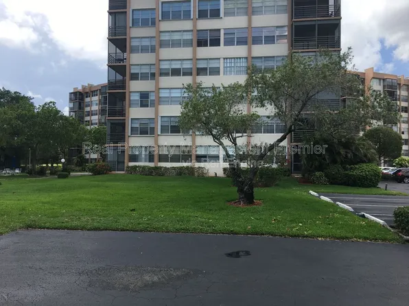 1100 Saint Charles Pl, Hollywood, FL